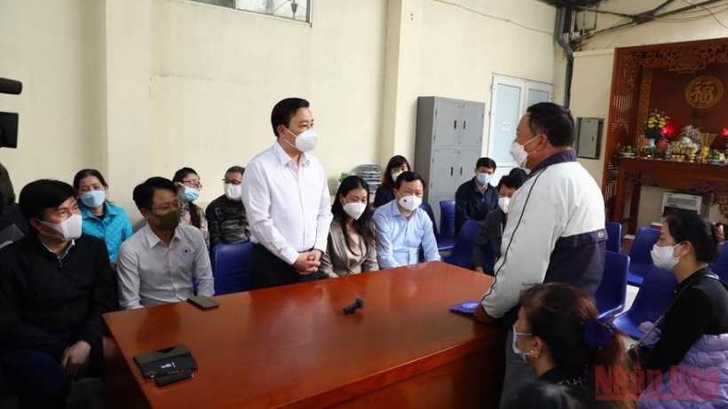 Phó Chủ tịch Ủy ban nhân dân TP Hà Nội Chử Xuân Dũng thăm hỏi, động viên gia đình nạn nhân.