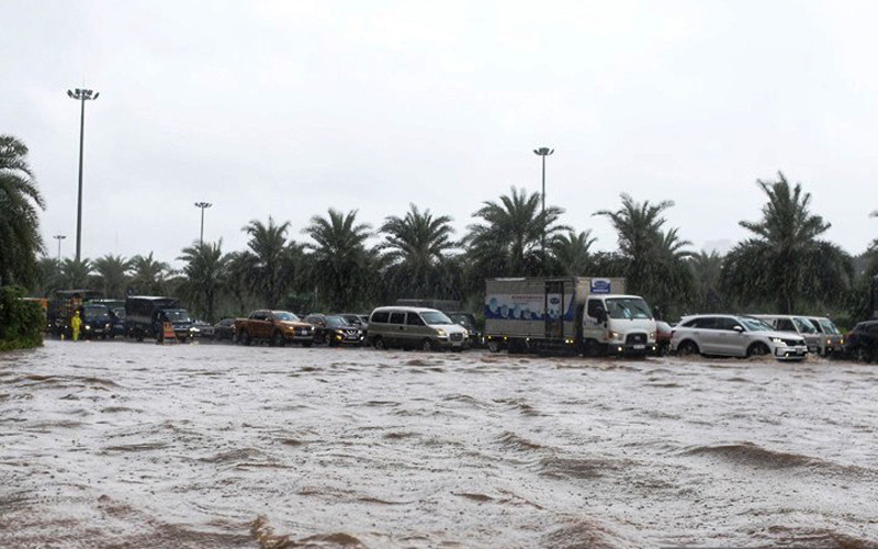 Úng ngập tại đường gom Đại lộ Thăng Long. 