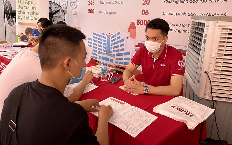 Tư vấn cho học sinh tại Ngày hội tư vấn tuyển sinh - hướng nghiệp 2022.
