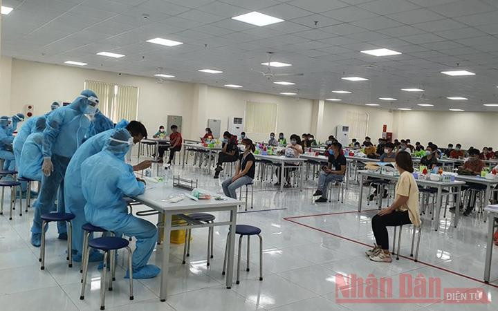 Lực lượng y tế lấy mẫu xét nghiệm Covid-19 cho công nhân tại KCN Vân Trung (Ảnh minh họa: Đặng Giang).