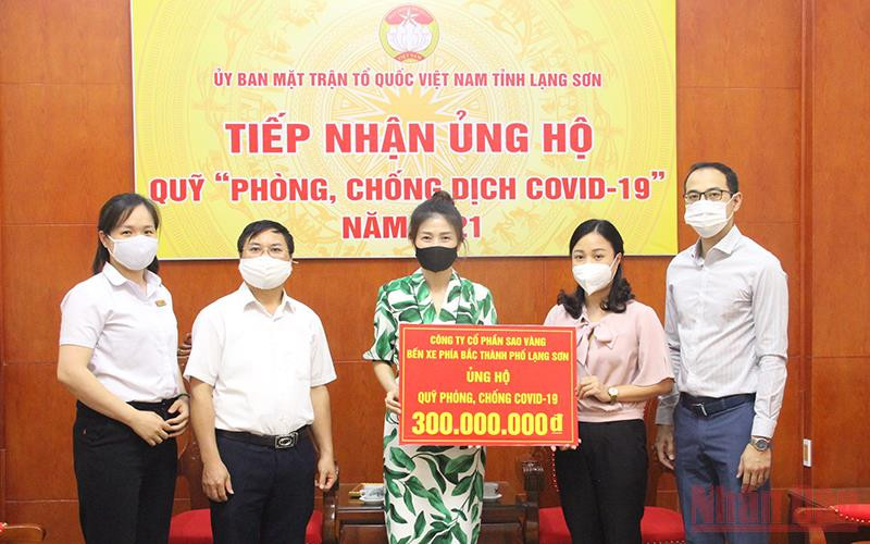 Đại diện lãnh đạo Ủy ban MTTQ tỉnh Lạng Sơn tiếp nhận, ủng hộ từ các doanh nghiệp, nhà hảo tâm vào Quỹ Phòng, chống dịch Covid-19.