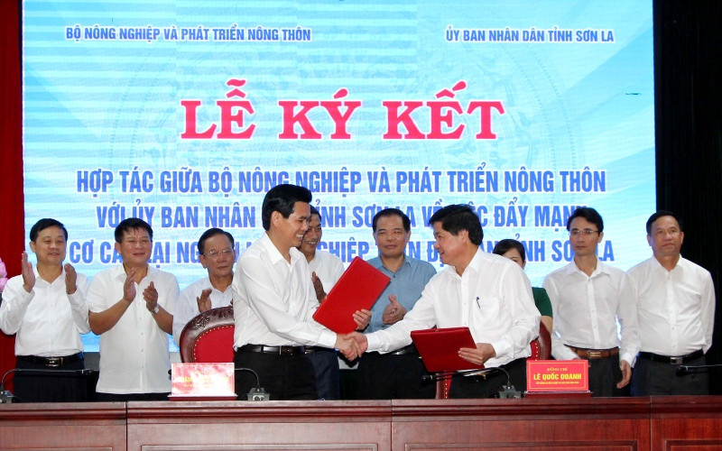 Ký kết hợp tác giữa Bộ Nông nghiệp và Phát triển nông thôn với tỉnh Sơn La về đẩy mạnh cơ cấu lại ngành nông nghiệp trên địa bàn.