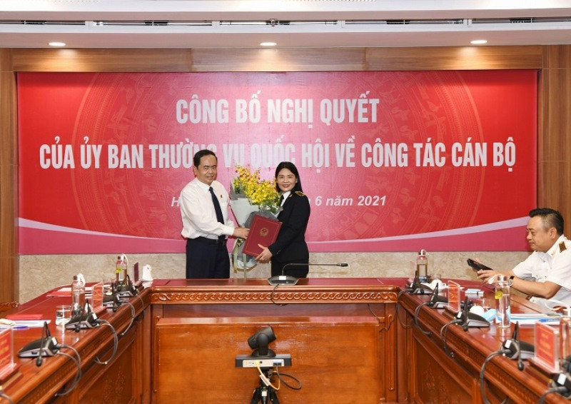 Đồng chí Trần Thanh Mẫn, Ủy viên Bộ Chính trị, Phó Chủ tịch Thường trực Quốc hội trao Nghị quyết cho tân Phó Tổng Kiểm toán Nhà nước Hà Thị Mỹ Dung.