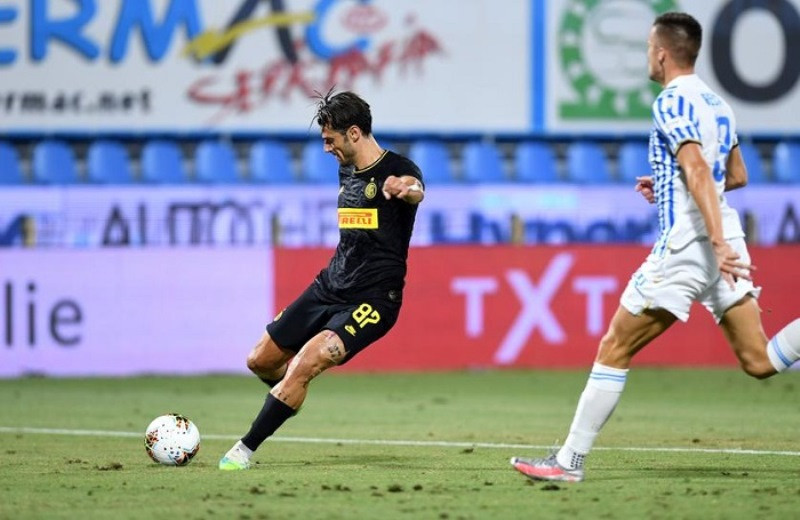 Antonio Candreva mở tỷ số cho Inter Milan trong chuyến làm khách trên sân của SPAL. (Ảnh: Reuters) 