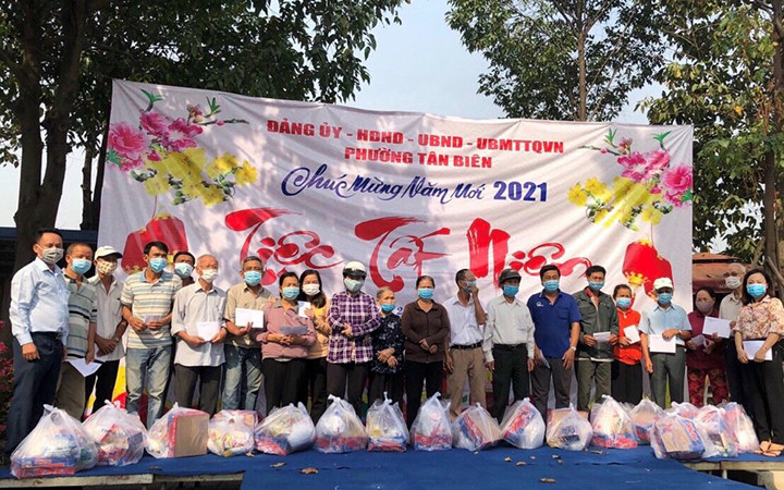 Trao quà Tết cho gia đình chính sách ở TP Biên Hòa, Đồng Nai (Ảnh: Thiên Vương).