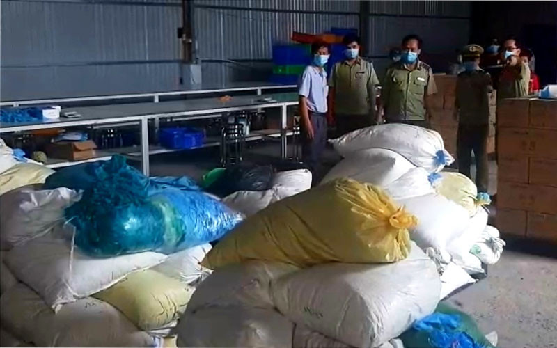 Hiện trường phát hiện số lượng lớn găng tay y tế đã qua sử dụng chuẩn bị tái chế và đã tái chế.