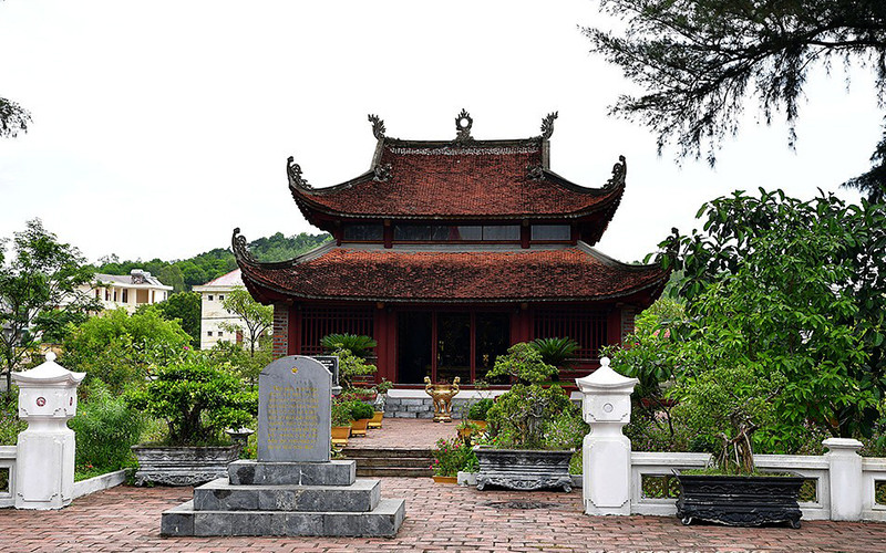 Ðền thờ Bác Hồ trên đảo Cô Tô.