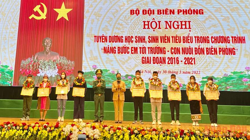 Trao thưởng cho 19 học sinh, sinh viên tiêu biểu trong Chương trình “Nâng bước em tới trường - Con nuôi đồn biên phòng” tại điểm cầu Bộ Tư lệnh Bộ đội biên phòng.