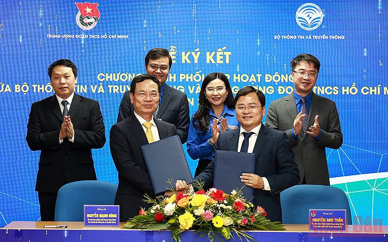 Các đồng chí Nguyễn Mạnh Hùng, Nguyễn Anh Tuấn trao biên bản ký kết của chương trình phối hợp.