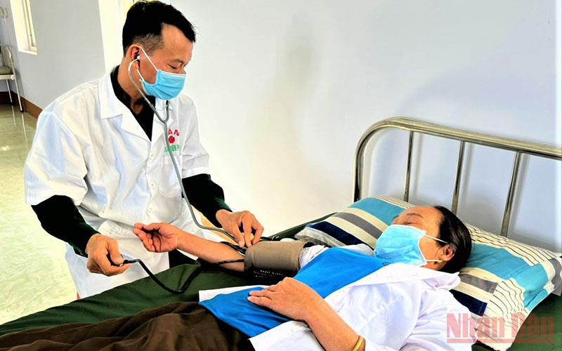 Cán bộ quân y Bộ đội biên phòng tỉnh Đắk Lắk khám cho người dân khu vực biên giới.