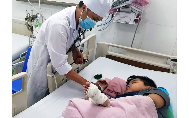 BS Nguyễn Sơn Khoa đang thăm khám cho cháu N.V.P.