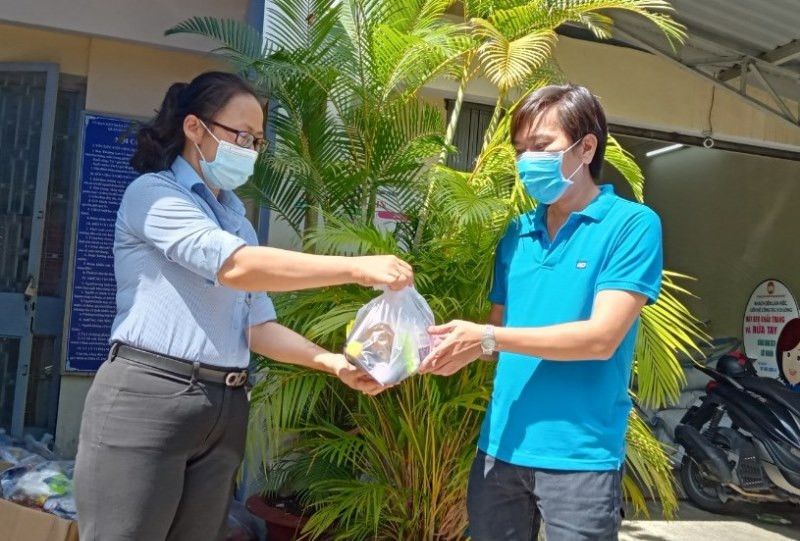 Mặt trận Tổ quốc quận Bình Thạnh trao nhu yếu phẩm hỗ trợ cho 1 hộ dân khó khăn trên địa bàn quận.