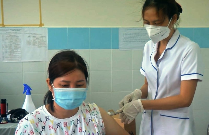 Tiêm vaccine phòng Covid-19 đợt 4 cho người dân Côn Đảo.