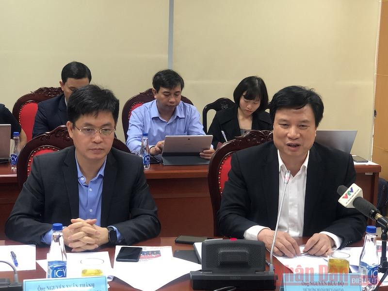 Thứ trưởng GD-ĐT Nguyễn Hữu Độ (bên phải ảnh) và Vụ trưởng Vụ Giáo dục trung học, Bộ GD-ĐT Nguyễn Xuân Thành (bên trái ảnh)