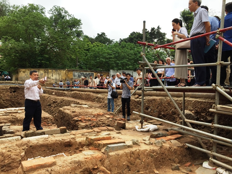 Các nhà khoa học khảo sát hiện trường hố khai quật khảo cổ. 