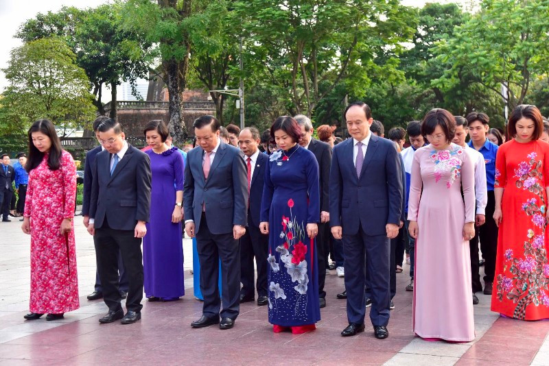 Bí thư Thành ủy Hà Nội Đinh Tiến Dũng cùng các đồng chí lãnh đạo thành phố tưởng niệm V.I.Lê-nin.