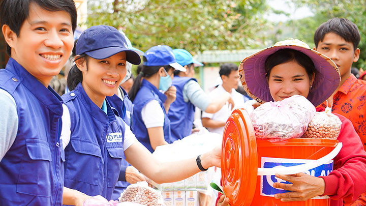 Gói cứu trợ gồm thực phẩm và dụng cụ vệ sinh cho mỗi gia đình.