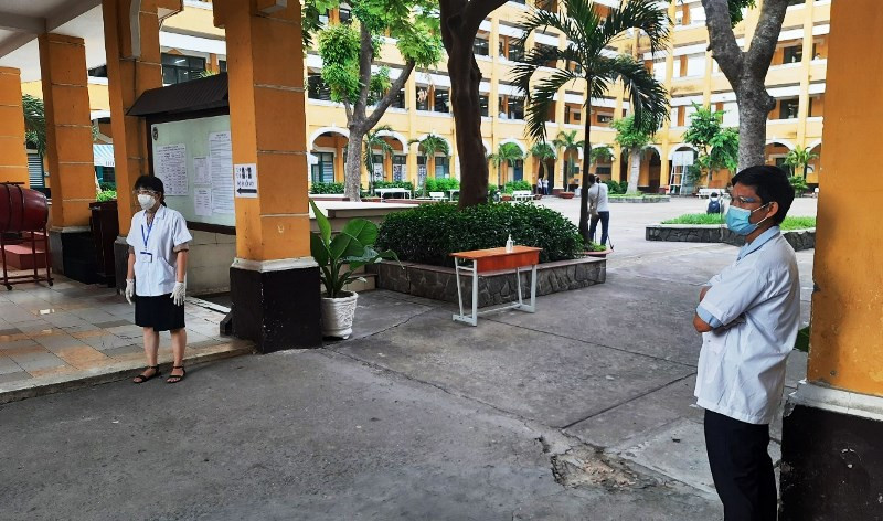 Lực lượng y tế làm nhiệm vụ tại điểm thi Trường THPT Trưng Vương sáng 7/7, quận 1.