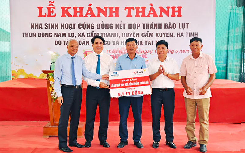 Đại diện lãnh đạo Sovico, HDBank trao tặng nhà cộng đồng cho đại diện lãnh đạo huyện Cẩm Xuyên, Hà Tĩnh. 
