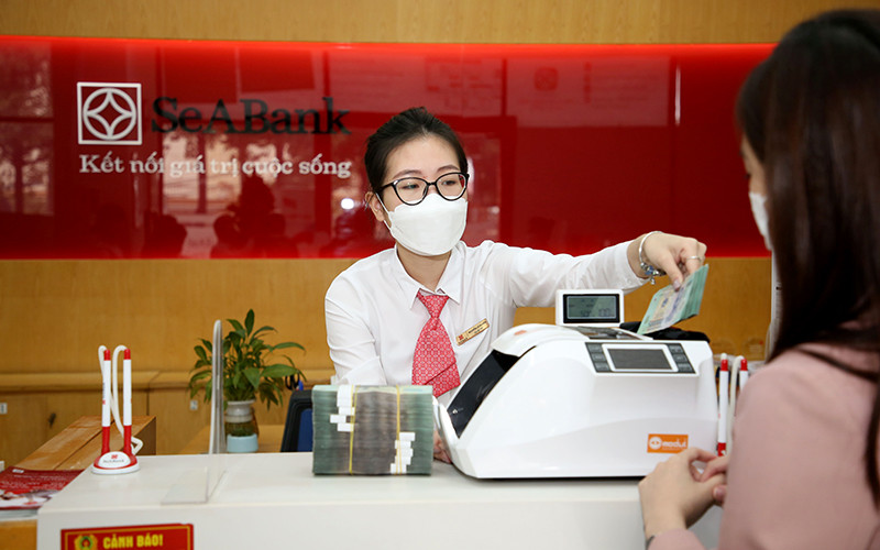 Khách hàng giao dịch tại Ngân hàng SeABank.
