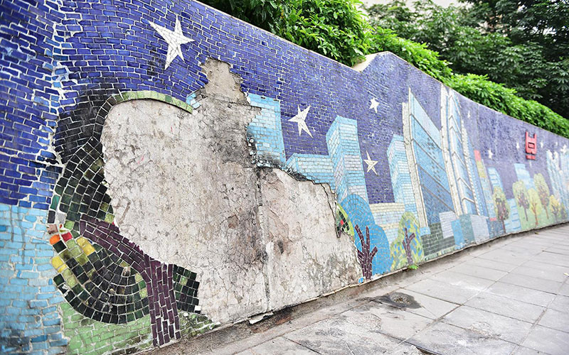 Nhiều đoạn của Con đường gốm sứ nhếch nhác, bẩn thỉu.