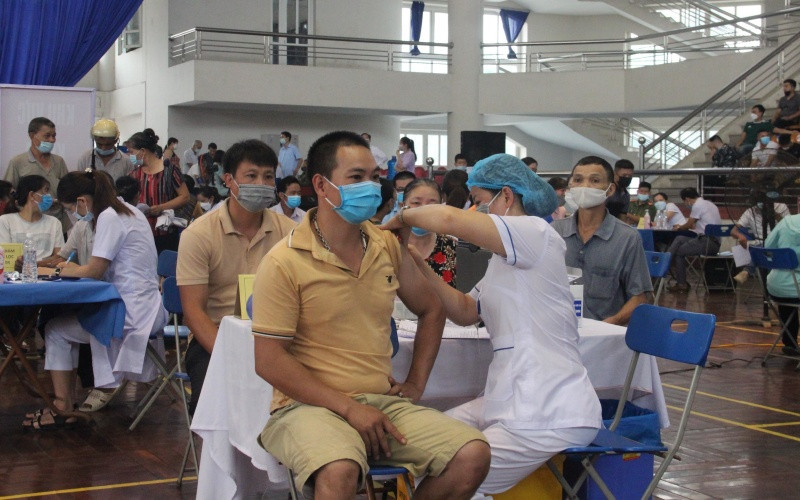 Tiêm vaccine phòng Covid-19 cho người dân TP Bắc Kạn tại điểm tiêm lưu động.