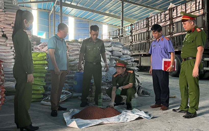 Đại diện các cơ quan chức năng kiểm tra, thu giữ phân bón giả.