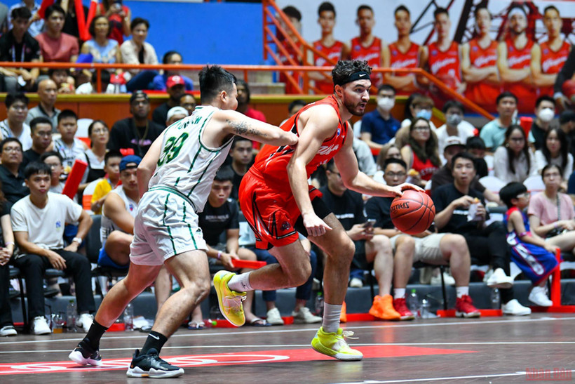 Clayton Guillozet dẫn bóng đột phá. (Ảnh: THUỶ NGUYÊN)