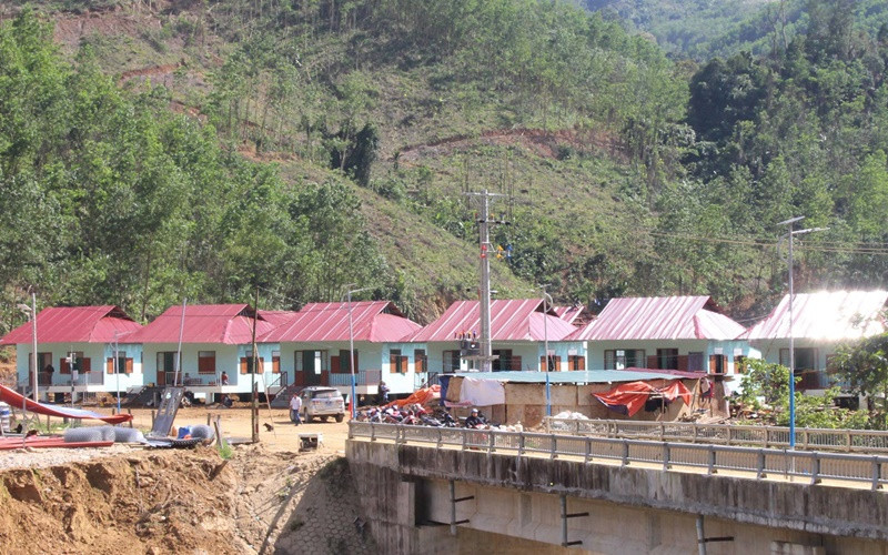 Dãy nhà mới xây dành cho đồng bào sạt lở xã Trà Leng.