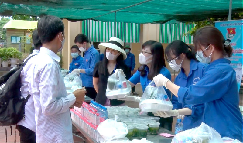 Thành đoàn Hải Dương hỗ trợ 300 phần ăn miễn phí và chỗ nghỉ trưa cho thí sinh và người nhà thí sinh dự kỳ thi vào lớp 10 trên địa bàn thành phố.