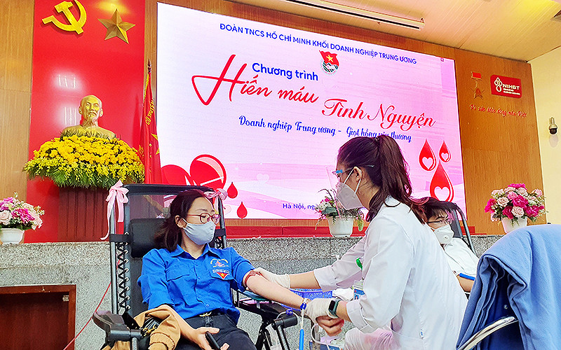 Đoàn viên, thanh niên hiến máu tại chương trình “Doanh nghiệp Trung ương - Giọt hồng yêu thương”.