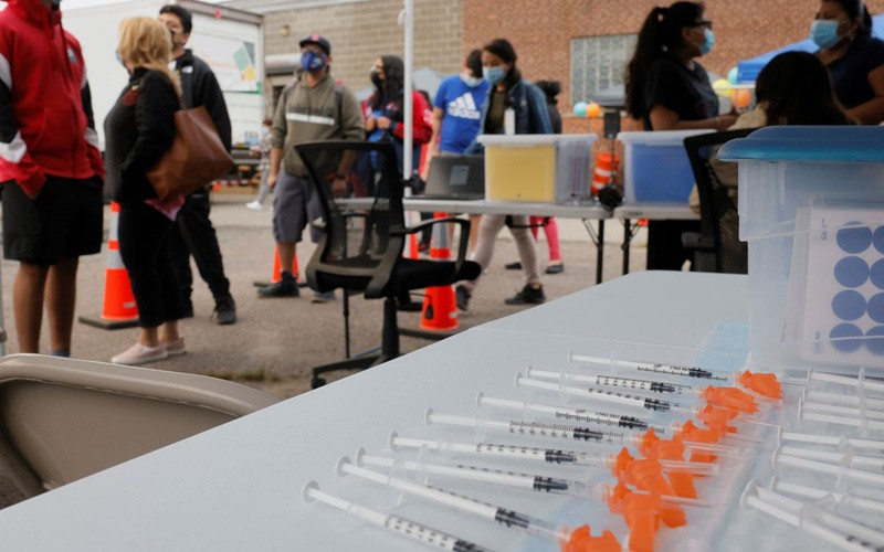 Mũi tiêm được chuẩn bị để tiêm cho trẻ từ 12 tuổi trở lên tại bang Massachusetts, Mỹ. (Ảnh: Reuters)