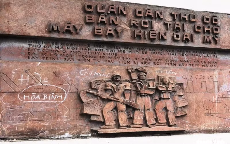 Bức phù điêu ghi lại sự kiện lịch sử ngày 19/5/1967.
