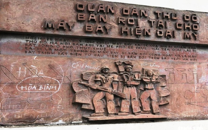 Bức phù điêu ghi lại sự kiện lịch sử ngày 19/5/1967.