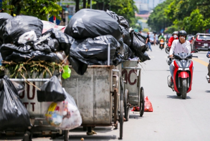 Rác thải tồn đọng tại nhiều tuyến phố. (Ảnh: Ngọc Anh)