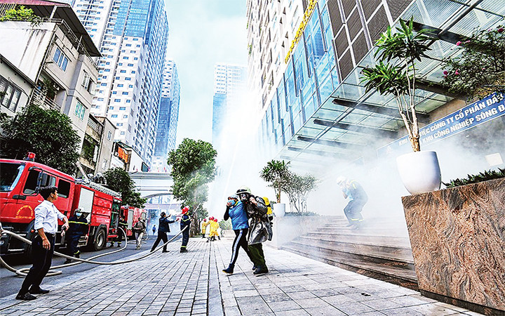 Công an TP Hà Nội diễn tập phòng cháy, chữa cháy tại chung cư cao tầng. Ảnh: CÔNG AN HÀ NỘI