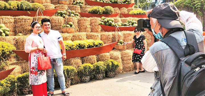 Dù đã lớn tuổi nhưng ông Đặng Hữu Thoại vẫn miệt mài với công việc đã gắn bó cả cuộc đời. 