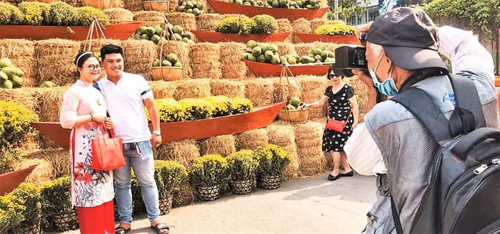 Dù đã lớn tuổi nhưng ông Đặng Hữu Thoại vẫn miệt mài với công việc đã gắn bó cả cuộc đời. 