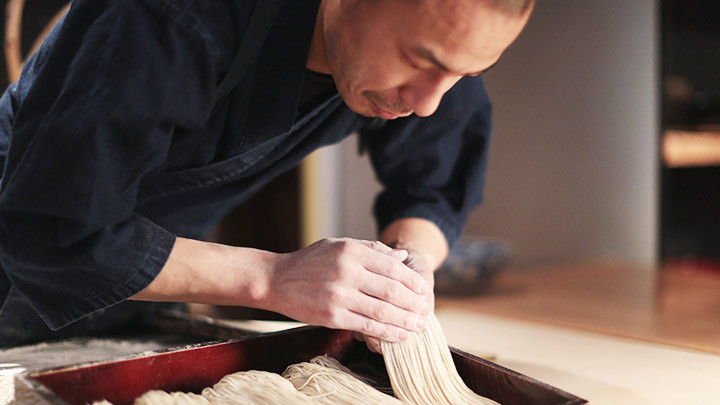Một nghệ nhân làm sợi mì soba. Ảnh: THE JAPAN TIMES