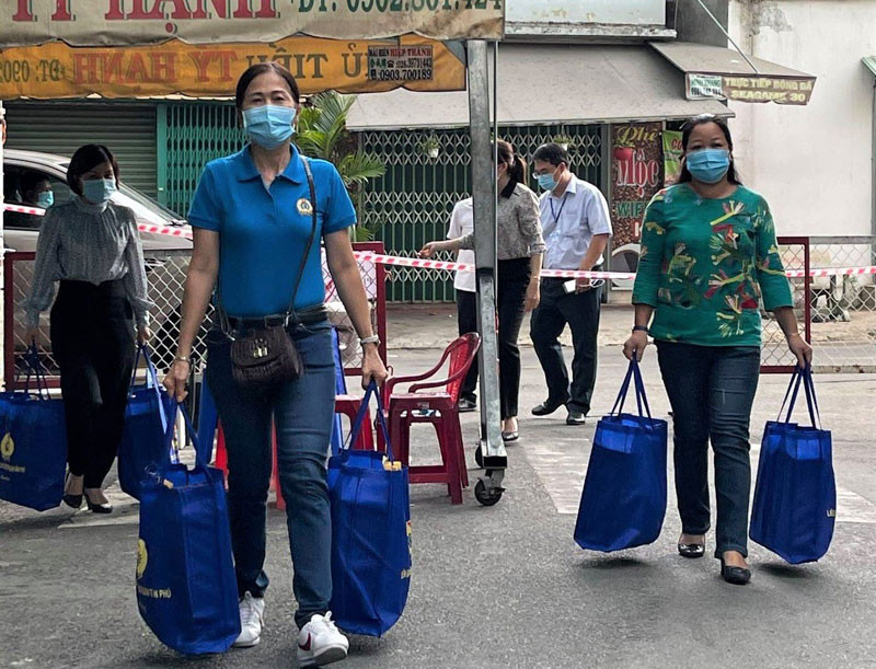 Liên đoàn Lao động quận Tân Phú, TP Hồ Chí Minh trao quà cho người lao động bị cách ly.
