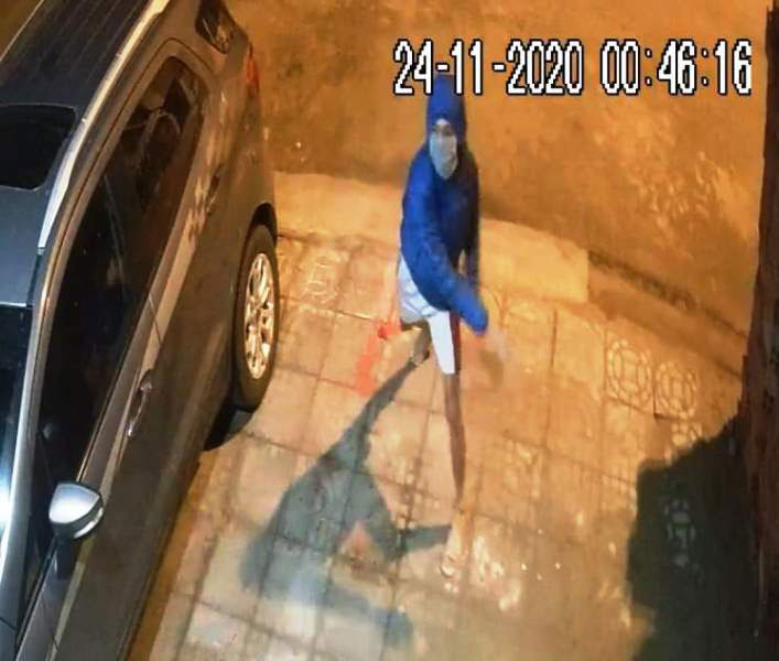 Camera an ninh ghi lại hành vi cố tình ném chất bẩn vào nhà công dân.