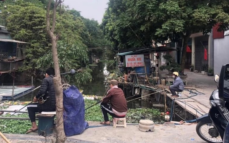 Nhiều người dân TP Hải Dương đến cống Đọ câu cá trong mùa dịch.