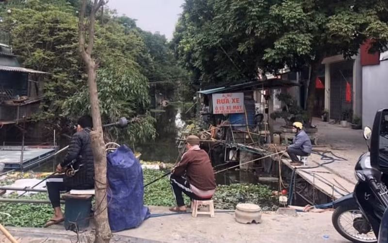 Nhiều người dân TP Hải Dương đến cống Đọ câu cá trong mùa dịch.