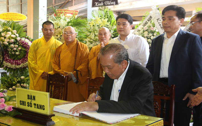 Phó Thủ tướng Thường trực Trương Hòa Bình ghi sổ tang tri ân Hòa thượng Thích Thiện Duyên.