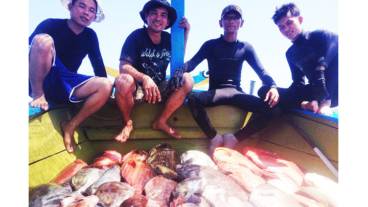 Chiến lợi phẩm sau một chuyến săn về của anh Ri (thứ ba từ trái sang) và bè bạn.