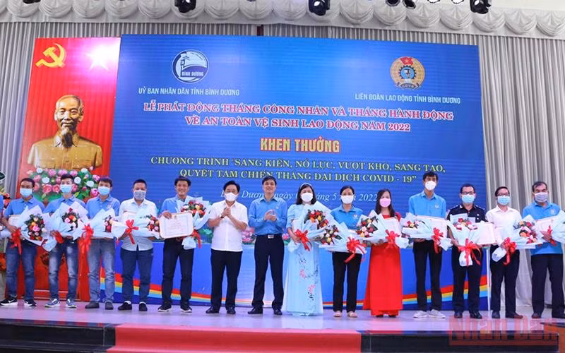 Khen thưởng cá nhân tiêu biểu trong thực hiện Chương trình “Sáng kiến, nỗ lực vượt khó, sáng tạo, quyết tâm chiến thắng đại dịch Covid-19”.