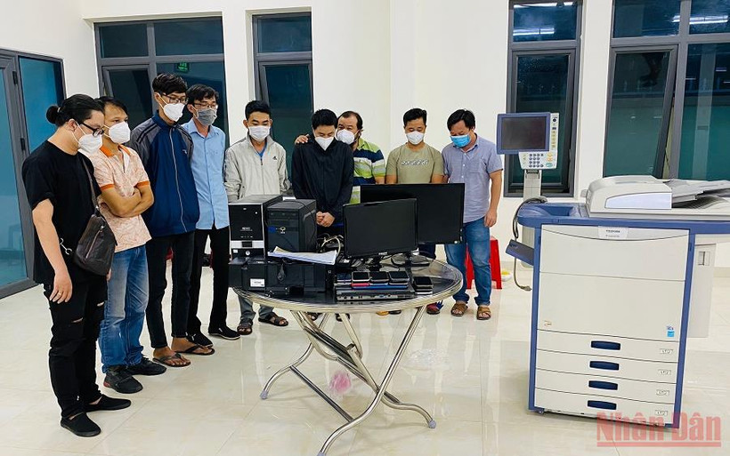 9 đối tượng trong các đường dây làm, mua bán giấy xét nghiệm Covid-19 giả bị Công an TP Phan Thiết triệt phá.