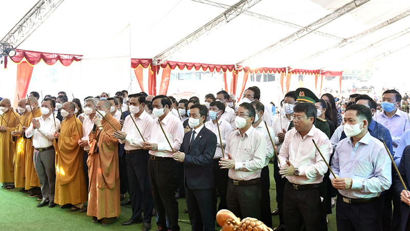 Lãnh đạo tỉnh Hà Tĩnh cùng đông đảo người dân trên địa bàn thành kính dâng hương tưởng nhớ các Vua Hùng.