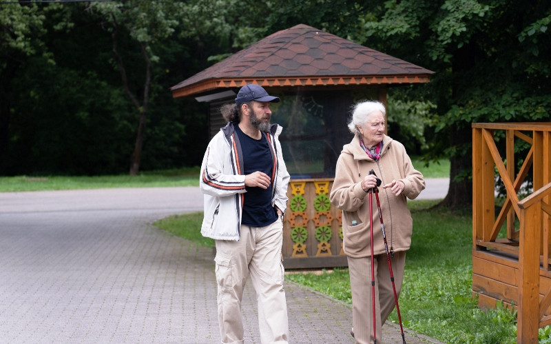 Người dân Nga đi dạo công viên.
