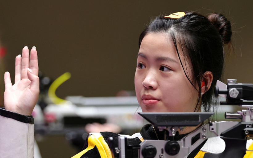 Yang Qian giành huy chương vàng đầu tiên tại Olympic Tokyo 2020, đồng thời cũng thiết lập kỷ lục Olympic mới ở nội dung 10m súng trường hơi nữ. (Ảnh: Reuters)